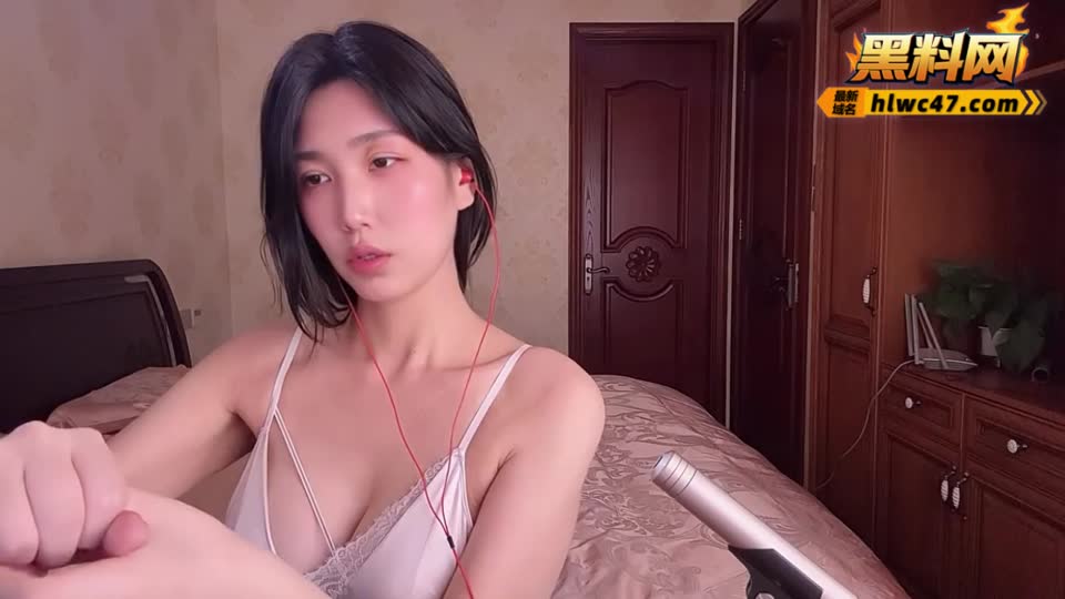 绝美女神 小羽ASMR 表妈唾液双手撸麦 全程露脸诱惑沉浸十足
